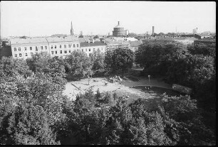 Blick über den Kollwitzplatz zum Wasserturm