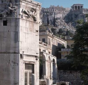 Athen. Turm der Winde, Aquädukt. Und Akropolis-Nordhang. Drüben eingelassen Säulentrommeln vom alten Athena-Tempel