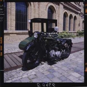 Motorrad vor Hauptgebäude