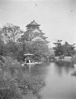 Burg Osaka (Ōsaka-jō) : Blick über einen Burggraben zum Tenshu (Hauptturm) (Wiederaufbau 1928)