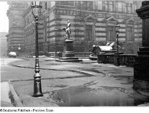 Dresden-Altstadt. Brühlsche Terrasse. Blick von der Ecke des Gebäudes der Kunstakademie auf das Denkmal Gottfried Sempers und das Albertinum