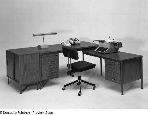 Schreibmaschinentisch : Büromöbel-Programm 3-S-E (1973VEB Märkische Möbelwerke Trebbin). Ansicht mit Schreibtisch, Drehstuhl und Schreibmaschinentisch
