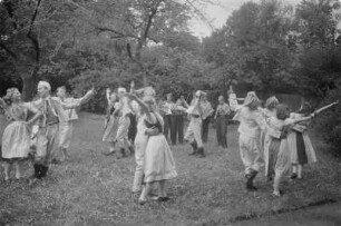 Sorbisches Jugendensemble der Sorbischen Oberschule Bautzen. : Prěnja serbska kulturna brigada Serbskeje wyšeje šule w Budyšinje. Rejwanska skupina.