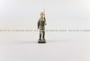 Massefigur: Soldat, marschierend, Gewehr links geschultert