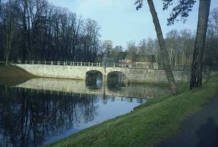Schlosspark: Schlossbrücke über äußeren Schlossgraben: Seitenansicht von Südosten: im Hintergrund Schlossmühle