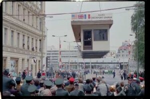Fotografie: Abbau des Alliierten Kontrollhäuschens vom Checkpoint Charlie in Berlin-Kreuzberg