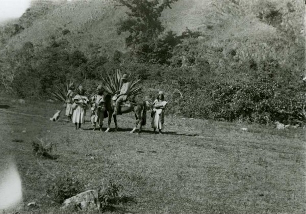 Arhuaco gather to repair paths