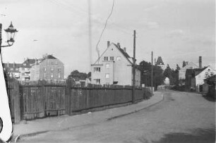 Straße in Thekla : Blick entlang einer Straße zu einer Kirche