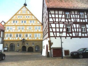 Stadtbild-Kirchplatz-Diakonatshaus (erbaut 1615) von Süden über Traufseite sowie im Norden Rathaus (erbaut 1590) über Giebelseite Süd in Übersicht