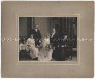 Gruppenfoto mit Hochzeitspaar