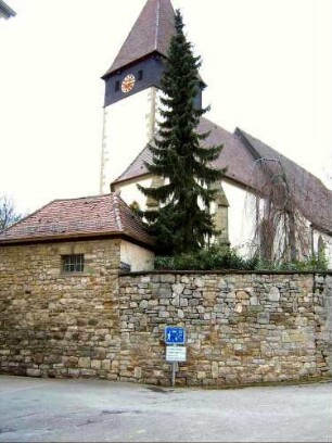 Ansicht von Ostnordosten mit Kirche (Kirchturm im Kern Romanisch) über Kirchhofmauer (Wehrgang mit Steinbrüstung 1836 abgetragen)