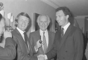 Freiburg im Breisgau: Freundschaftsbesuch von Franz Beckenbauer im Colombi-Hotel auf Einladung des BfG mit Manager Schwan