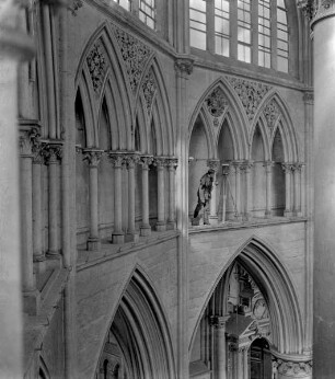 Carl Albiker beim Fotografieren im Triforium des Chorumgangs der Kathedrale Saint-Julien in Le Mans (Aufnahme im Rahmen der Fotokampagne im besetzten Frankreich)
