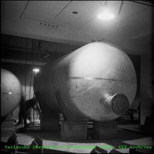 Tankmontagearbeiten im Forschungsreaktor 2 (FR 2)