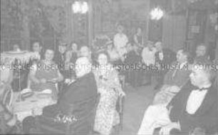 Abendgesellschaft im Salon des Hochseepassagierdampfers "Bremen"