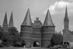 Lübeck: Holstentor vom Holstenplatz