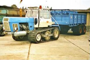 Traktor ZT 300 GB; Ausattelanhänger HTS 90.04/T 088 mit Gummigleisband-Fahrwerk
