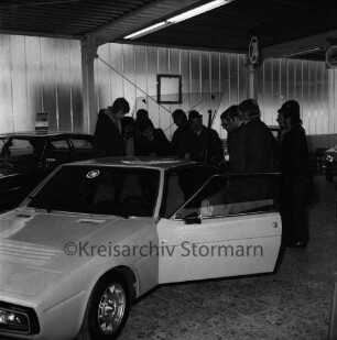 Helmut Bahr Autohandel und Werkstatt: Hamburger Straße: Neubau: Einweihung: Verkaufsraum mit Pkws: dahinter Gäste: 3. November 1973