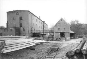 Wolkenburg (Kreis Glauchau), Mühlenstraße 9. Gesamtansicht des Mühlenensembles, links Getreidemühle mit Turbinenhaus (Anbau Längsseite) und Sägemühle