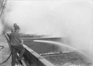 Arbeiter im Städtischen Berliner Gaswerk VI in Tegel