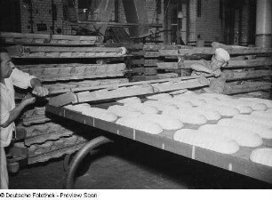Bäcker beim Brotbacken in einer Konsum-Großbäckerei