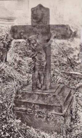 alter Friedhof. Grabkreuz, Sandstein, 18. Jahrhundert