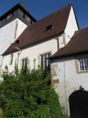 Kirche von Südosten mit Langhaus und Chor (Süderweitert) sowie Kirchturm