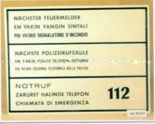 Hinweisschild: "Nächster Feuermelder", mehrsprachig (deutsch, türkisch, italienisch)