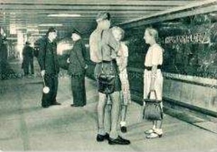 Im U-Bahnhof Thälmannplatz