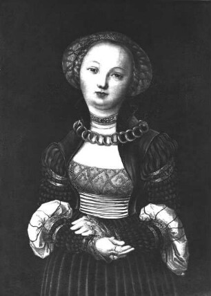 Portrait einer Frau mit großer Halskette