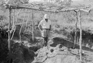 An der Ausgrabungsstätte : Expeditionsleiter Hennig an der Ausgrabungsstätte für Dinosaurierknochen