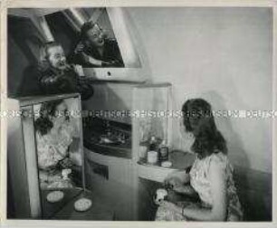 Blick in den Wasch- und Ankleideraum für Damen im Flugzeugtyp "Clipper" der PanAm
