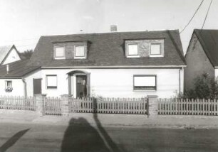 Rosenbach-Leubnitz, Hauptstraße 7. Wohnhaus. Straßenfront mit Einfriedung