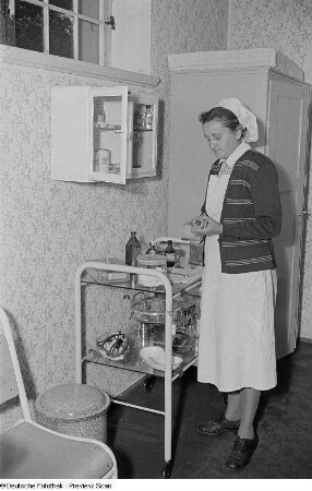 Krankenschwester in einem Behandlungsraum