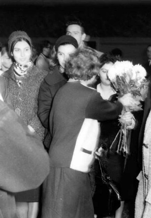 Besuchergruppe im Pergamonsaal im Rahmen einer Führung durch die Antikensammlung im Pergamonmuseum, geleitet von der kommissarischen Direktorin der Antikensammlung Elisabeth Rohde