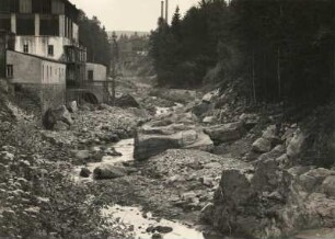 Katastrophenhochwasser im Osterzgebirge am 8. Juli 1927. Auswaschungen im Flußbett unterhalb von Langenhennersdorf. Papierfabrik