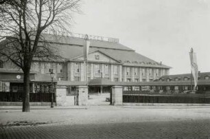 Wiesbaden-Biebrich, Sektkellerei : Wiesbaden-Biebrich. Sektkellerei Henkell. Straßenansicht