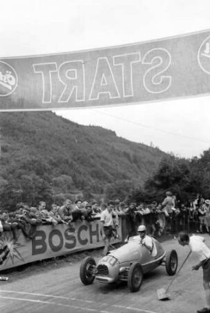 Schauinsland-Rennstrecke; Training; am Start: Schönborn-Zdenko; Nr. 130; Simca