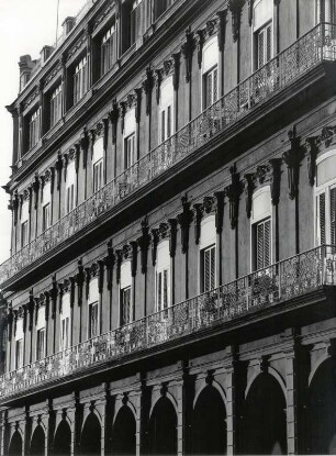 Renovierte Fassade des Luxushotels PLAZA