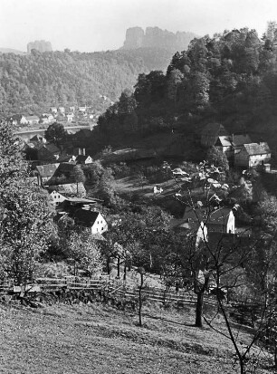 Blick auf Krippen und Postelwitz, im Hintergrund der Falkenstein und die Schrammsteinkette
