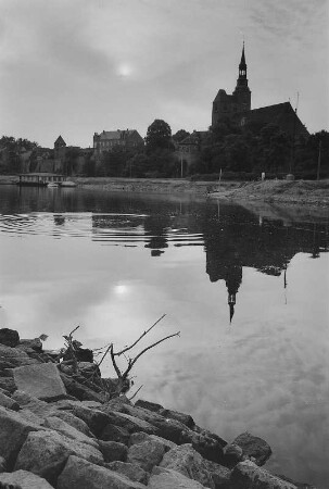 Tangermünde. Blick über die Elbe zur Altstadt mit St. Stephanskirche