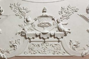 Decke des Blaugoldenen Saals — Putti mit Vasen und Zweigen — Zwei Putti mit Vase und Eichenzweigen