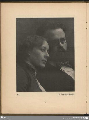 [Frau und Mann, aneinander geschmiegt