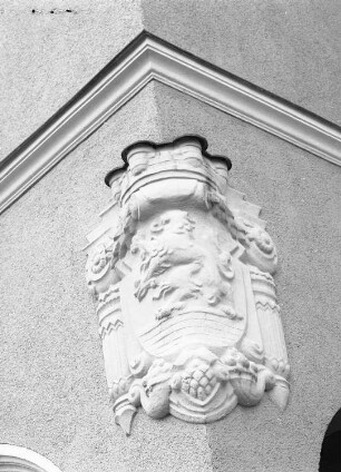 Schöneck, Sonnenwirbel 3. Rathaus (1923). Wappenrelief