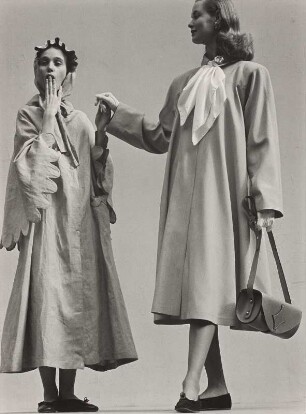 "Old dresses and new dresses together", Modeaufnahme, Modelle Beth Wilson, Grace Collidge and Natalie Nickerson (Mademoiselle)
