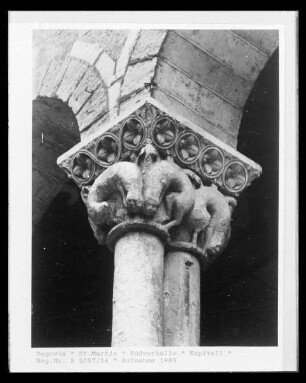 Romanische Kapitelle — Löwen mit Blumenornament