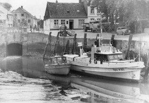 Husum. Hafen. Das Textilboot einer Bremer Firma, ein ehemaliges Flugsicherheitsschiff, fährt die Nordseehäfen mit Stoffangeboten ab.