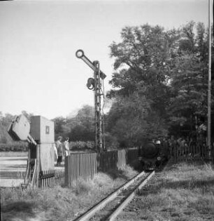 Dresden-Altstadt. Großer Garten. Ausflug mit der Pioniereisenbahn. Signal und Zug