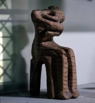 Sitzende Frau aus einer Terrakottagruppe : Athen. Archäologisches Nationalmuseum. Thessalisch. Sesklo. Tonstatuette, Mutter und Kind. Spätes Neolithikum