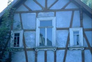 Detail voriges Bild: Fenster an der ehemaaligen Schmiede mit verzierten Blendrahmen